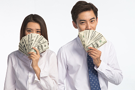 商务青年男女拿着美元