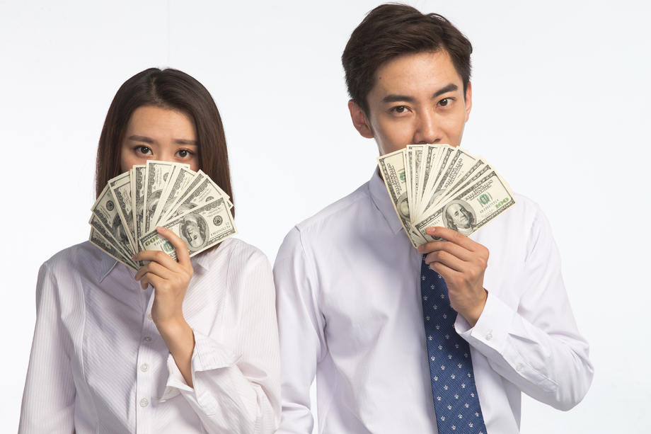 商务青年男女拿着美元