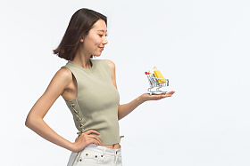 青年女人手托着购物车图片