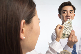 商务青年男女拿着美元