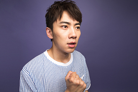 激动的青年男人照片