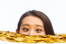 青年女人和金