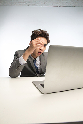 疲劳的商务青年男人