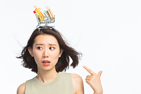 年轻女孩头顶购物车照片