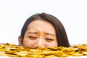 青年女人和金