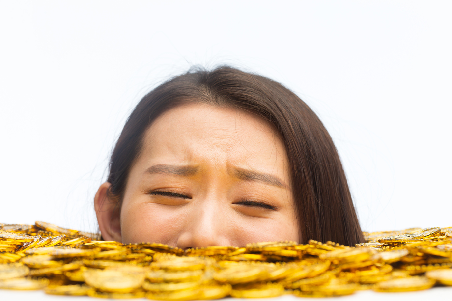 青年女人和金