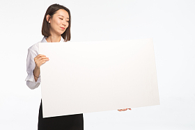 商务青年女人和白板图片