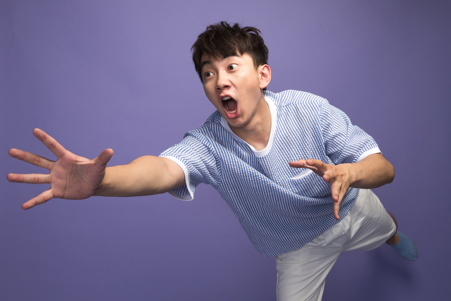 青年男人伸手照片