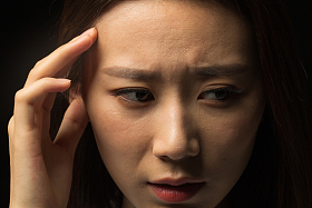 青年女人的面部特写照片