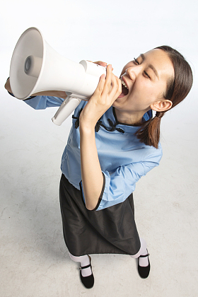 复古青年女人使用扩音器