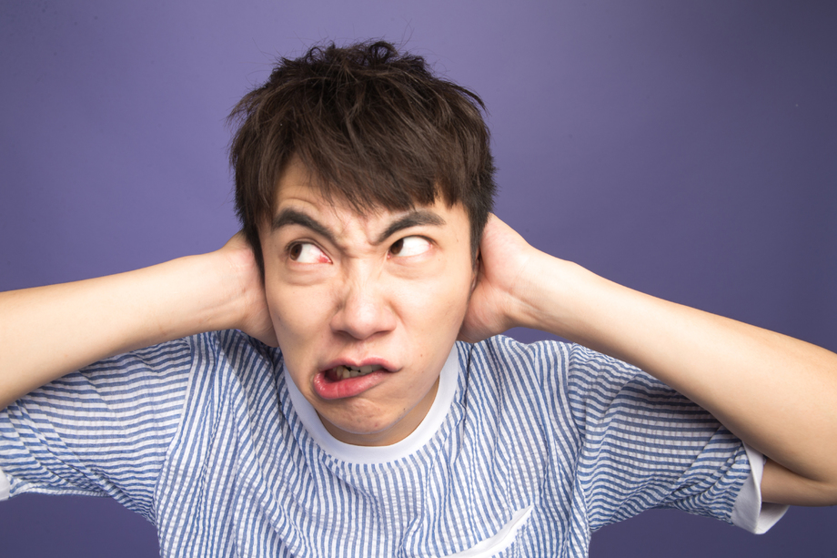 青年男人捂着耳朵 青年男人捂着耳朵