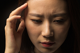 青年女人的面部特写照片