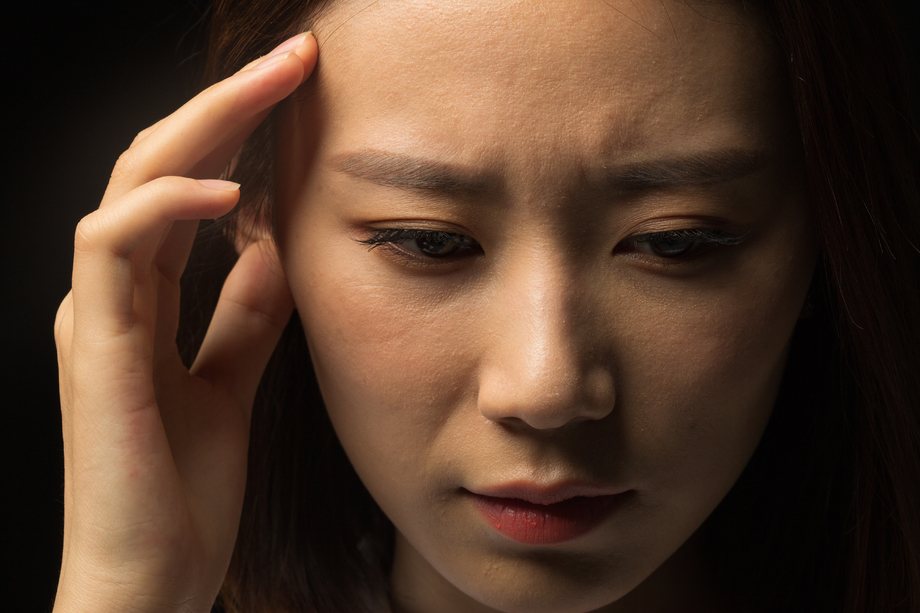 青年女人的面部特写照片