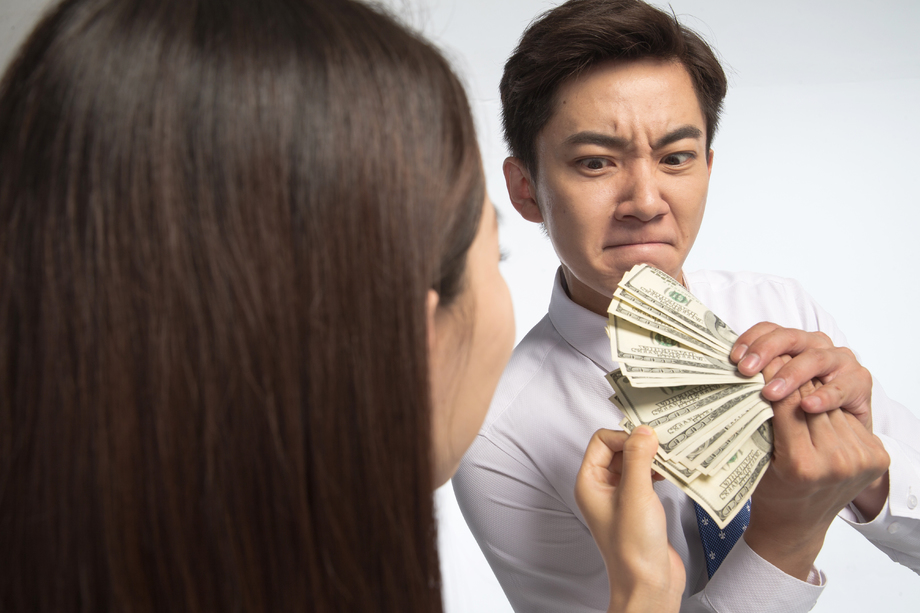 商务青年男女拿着美元