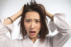 面部表情痛苦的青年女人