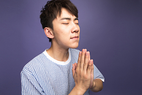 青年男人祈祷