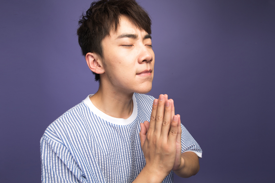 青年男人祈祷