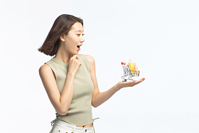 青年女人手托着购物车