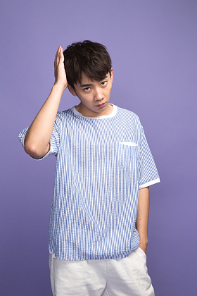 爱美的年轻男人图片