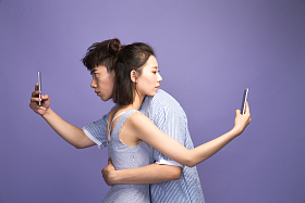 各自玩手机的青年情侣图片