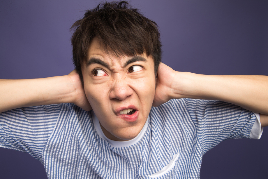 青年男人捂着耳朵 青年男人捂着耳朵