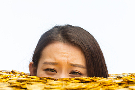 青年女人和金