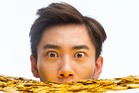 青年男人和金