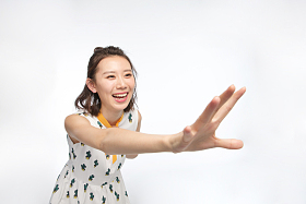年轻女孩伸手抓照片