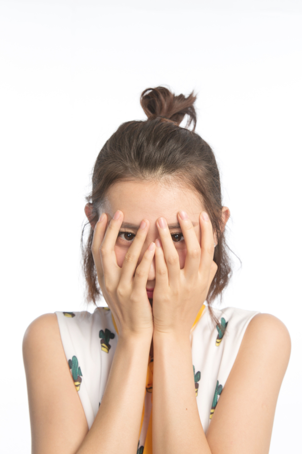 青年女人手捂脸