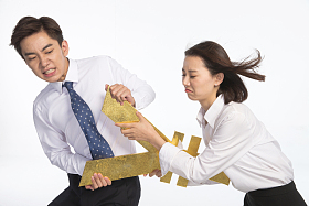 商务青年男女抢夺金钱图片