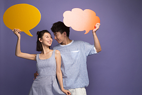 时尚青年男女举着对话框照片