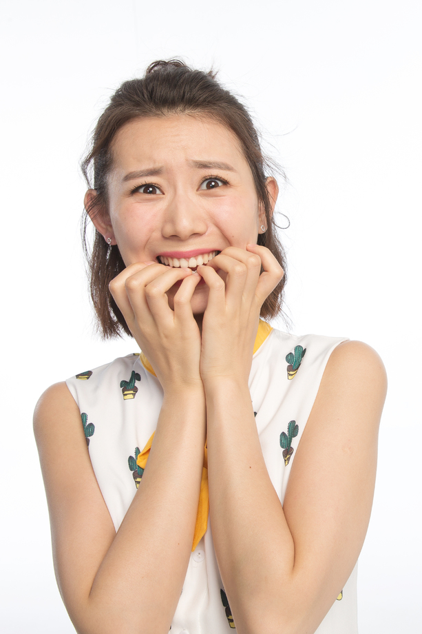 面部表情震惊的青年女人
