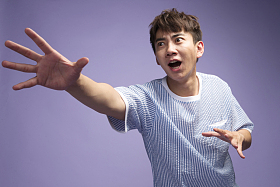 青年男人伸手图片