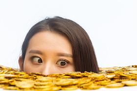 青年女人和金