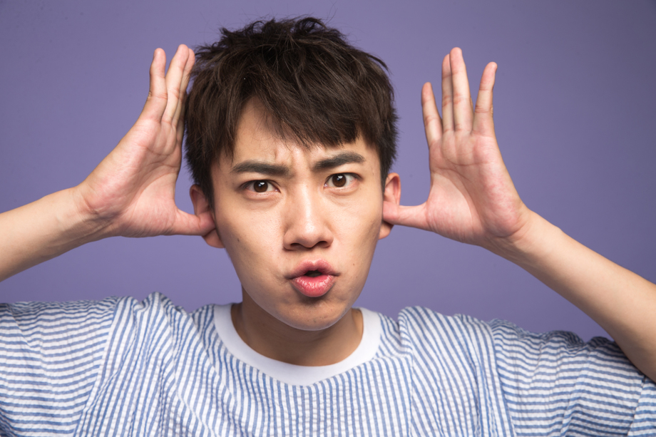 青年男人捂着耳朵图片