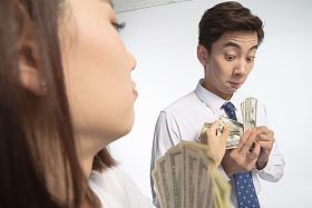 商务青年男女拿着美元