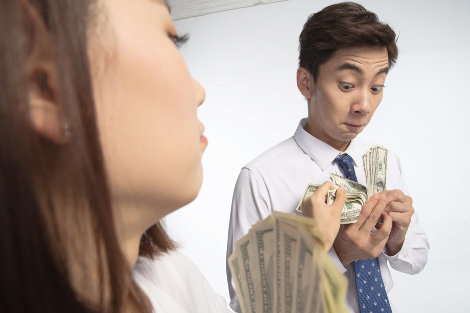 商务青年男女拿着美元