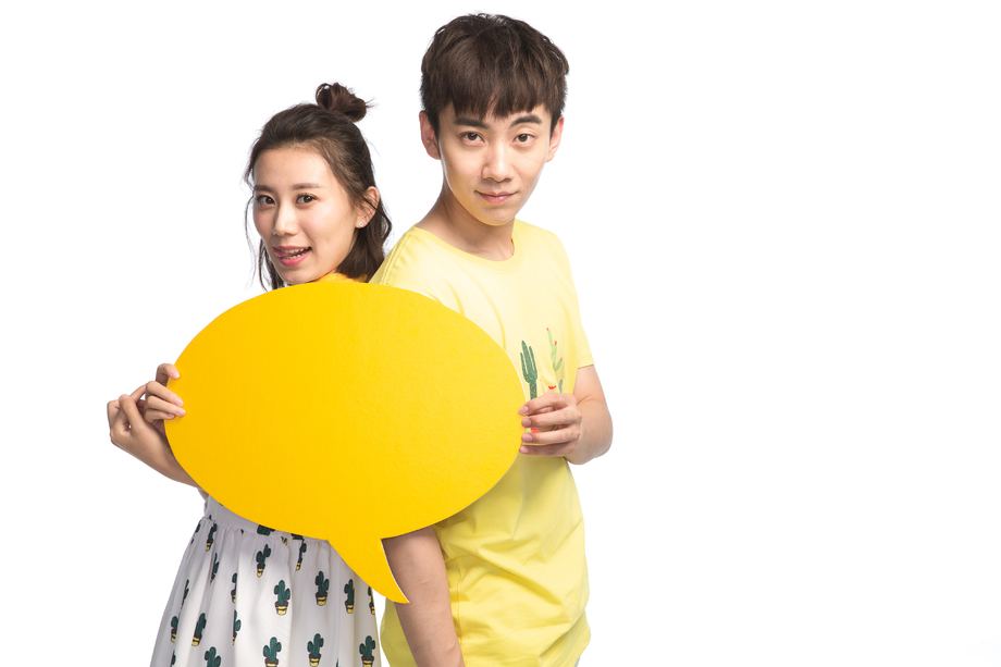 时尚青年男女举着对话框 时尚青年男女举着对话框