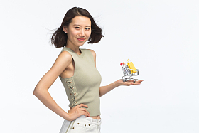 青年女人手托着购物车