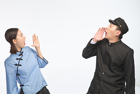 复古青年男女大喊图片