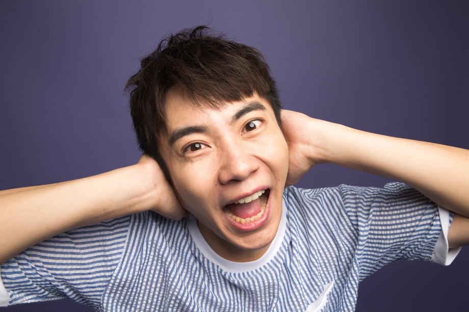 青年男人捂着耳朵图片