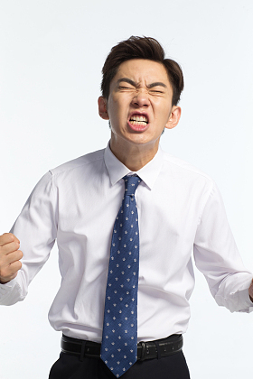 表情愤怒的商务青年男人图片