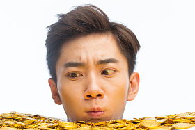 青年男人和金