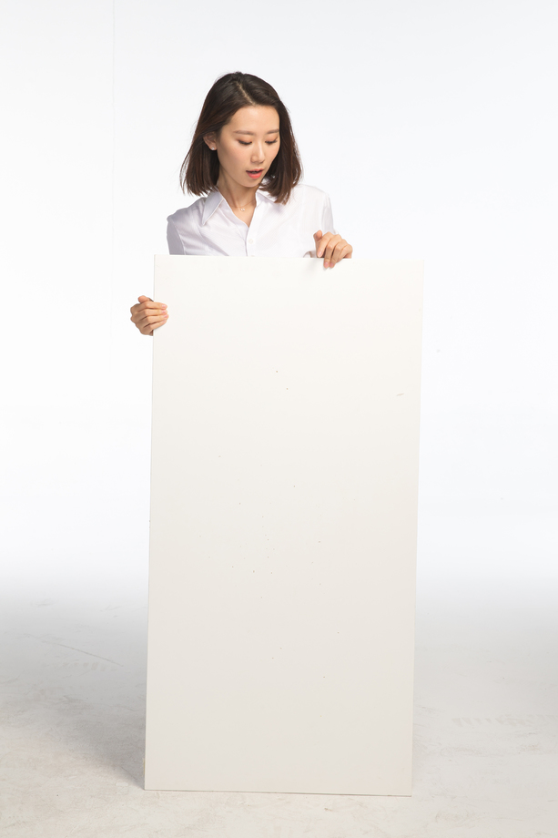 商务青年女人和白板 商务青年女人和白板