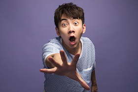 青年男人伸手