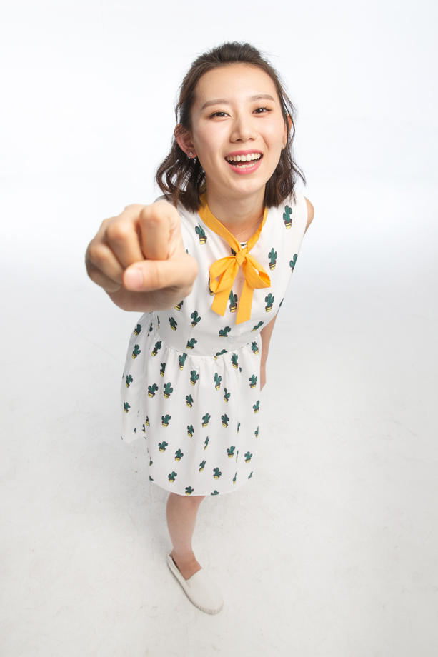 年轻女孩伸手抓照片