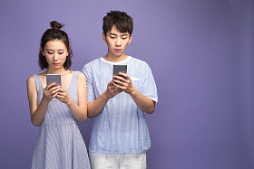 各自玩手机的青年情侣图片