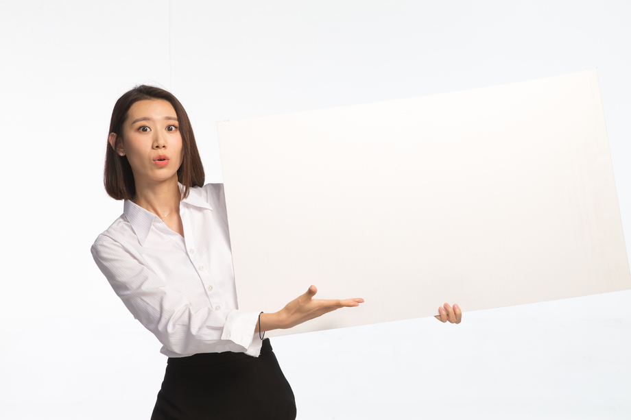 商务青年女人和白板 商务青年女人和白板