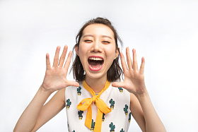 青年女人呼喊图片