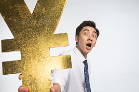 商务青年男人拿着人民币符号